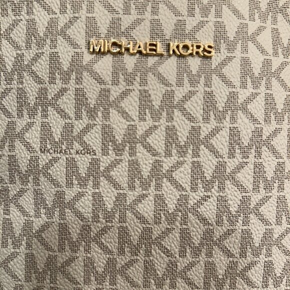 VGUC Michael Kors Jet Set Travel Medium Logo Crossbody Bag in Vanilla Colorway - Picture 8 of 11